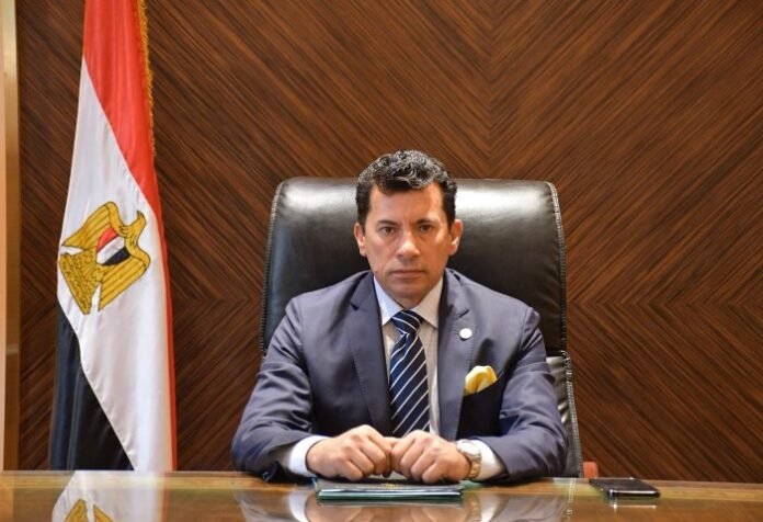 وزير الشباب والرياضة يطمئن على الحالة الصحية للعامري فاروق نائب رئيس الأهلي