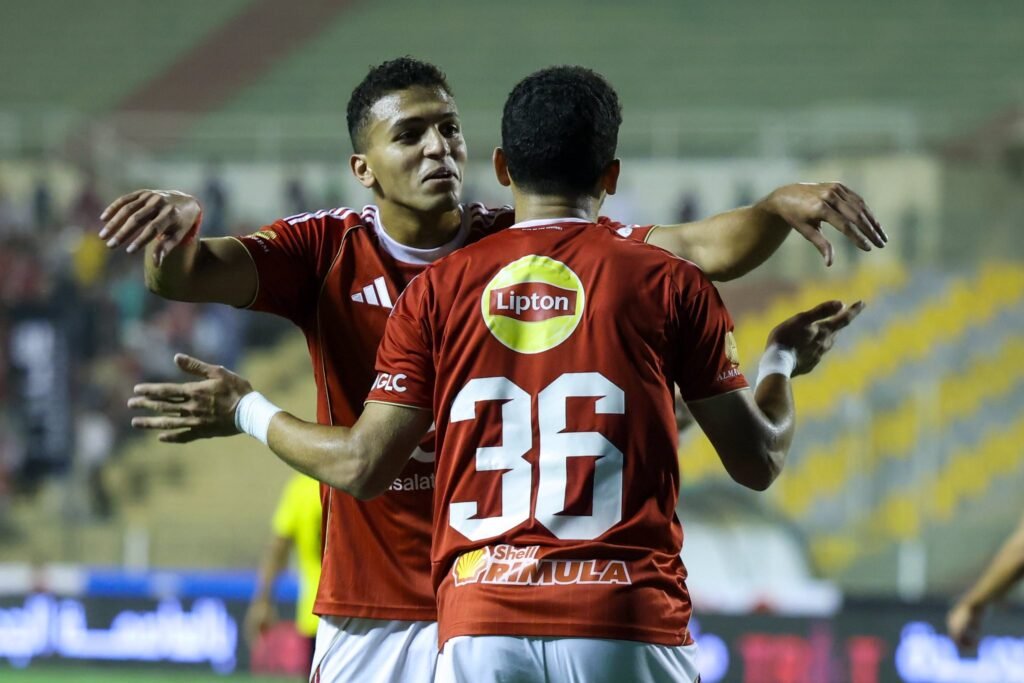 نسر الأهلي يحلق عاليا ويعود إلي مكانه المفضل في صدارة الدوري المصري.
